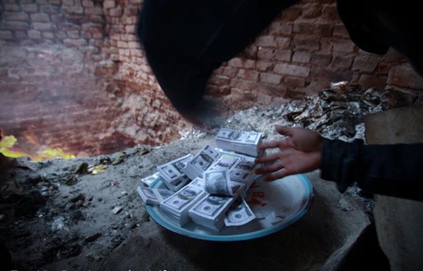 Những người “chuộng” tiền đô cũng đốt hàng tỷ tiền USD bằng giấy cho người cõi âm với mong muốn cầu tấn tài, tấn lộc.