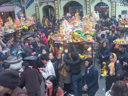 Hàng vạn người nô nức đổ về đền Bà chúa Kho trong ngày đầu xuân năm mới (Ảnh: Dân trí).