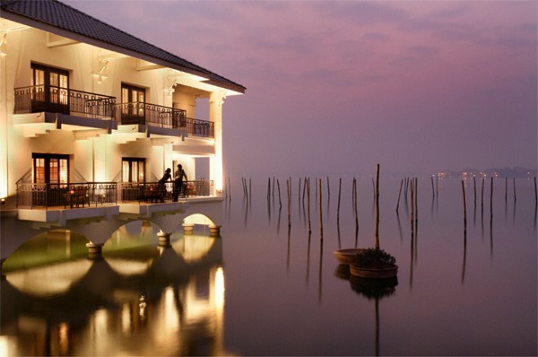 Đặc điểm nổi bật của khách sạn 5 sao “đệ nhất Hà Thành” này là toàn bộ phòng ngủ, nhà hàng, khu giải trí đều nằm trên mặt nước hồ Tây.