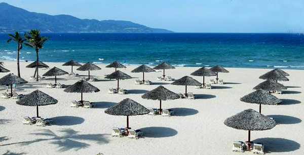 Furama Đà Nẵng được ưa chuộng bởi lẽ resort này nằm trên 1 trong 6 bãi biển đẹp nhất hành tinh do tạp chí Forbes bình chọn. Bãi biển sở hữu cát trắng mịn màng và thoai thoải, rất an toàn cho du khách khi tắm biển.