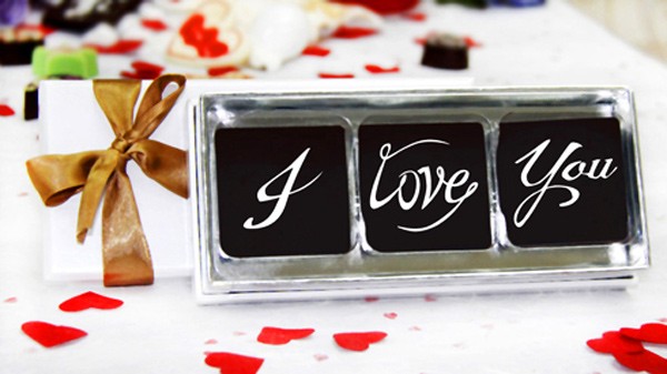 4. Chocolate "I love you" Dù rằng những sản phẩm công nghệ đắt tiền, những buổi dạ tiệc cao sang luôn hấp dẫn mọi người nhưng trong mùa lễ valentine, thứ không thể thiếu đó là Sôcôla. Chocolate Graphics này không chỉ có hương vị tuyệt hảo mà còn mang thông điệp ngọt ngào cho những người bạn yêu thương.