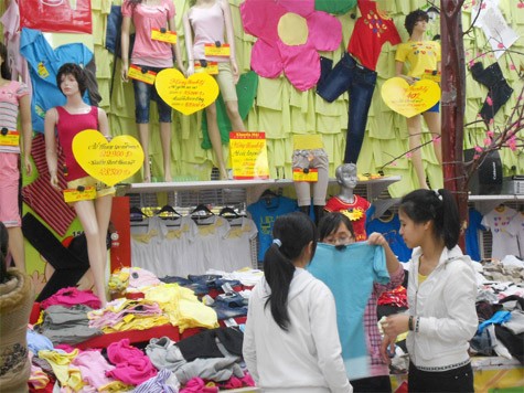 Mùa khuyến mại valentine thu hút nhiều bạn trẻ tham quan và mua sắm.