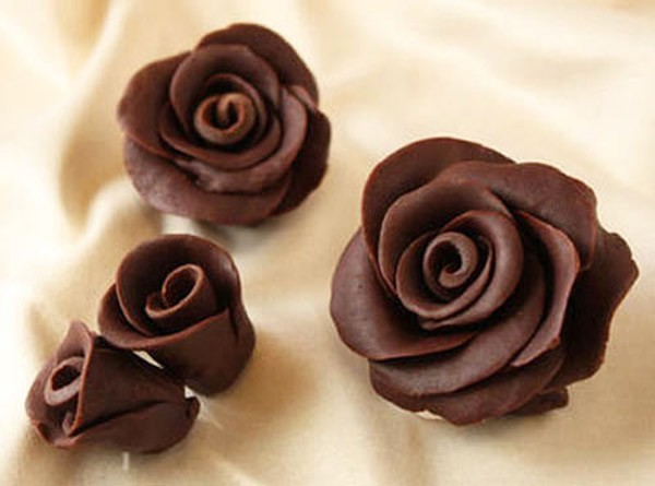 Với những bạn gái khéo léo, cùng những nguyên liệu chocolate dễ tìm, dễ mua, bạn có thể tự mình tạo ra những bông hồng tuyệt đẹp từ chocolate khiến “người nhận” khó lòng mà không "chao đảo”. (Ảnh: kenh14)