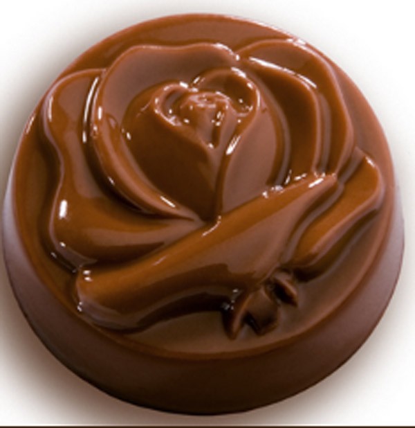 - Có lẽ nhìn thỏi chocolate này, nhiều người sẽ nhìn ngắm mãi mà không nỡ ăn. Sản phẩm được làm từ sô cô la Bỉ chính hiệu, tại một địa chỉ quen thuộc ở Hà Nội Belcholat (7 Tuệ Tĩnh, Hai Bà Trưng, 04.39 744 356).