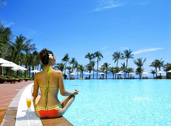 Vinpearl Resort Nha Trang còn có 2 hồ bơi với làn nước trong xanh, trong đó có hồ bơi lớn nhất Đông Nam Á. (Ảnh: Ngồi thiền bên bể bơi)