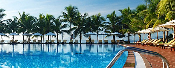 Vinpearl Resort Nha Trang có bãi tắm biển tự nhiên dài 700m đẹp nhất Nha Trang và hệ thống bể bơi ngoài trời hiện đại với diện tích hơn 5.700 m2 (rộng nhất Đông Nam Á) được bố trí nằm giữa vườn dừa, thảm cỏ, vườn cây xanh.