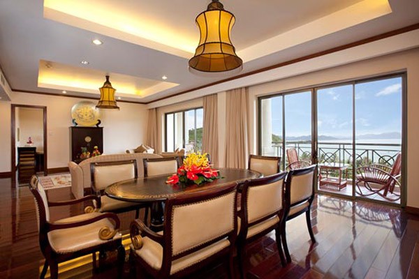 Vinpearl Resort Nha Trang có nhiều loại phòng với mức độ sang trọng khác nhau, hầu hết các phòng đều có ban công riêng và bàn ghế được làm bằng song mây. (Giá của phòng Deluxe hướng biển là 6.200.000++ VNĐ/phòng đơn, 6.600.000++ VNĐ/phòng đôi).