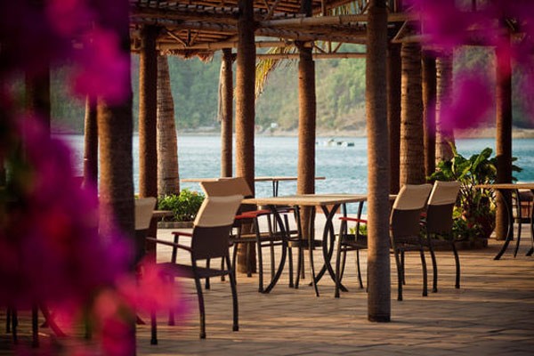 Xây dựng trên vịnh đảo đẹp vào bậc nhất thế giới, Vinpearl Resort Nha Trang mang trong mình vẻ đẹp sang trọng và nên thơ, lãng mạn và quyến rũ.