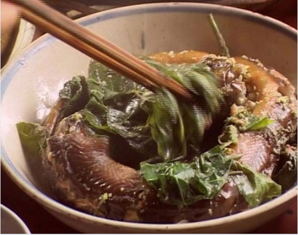 Có rất nhiều món ăn quen thuộc được chế biến từ lươn như lươn um nghệ, ớt, kho rim lá gừng, nấu cháo, nấu canh chua... Nhưng lươn um lá cách lại là độc chiêu riêng của người dân Nam Bộ.