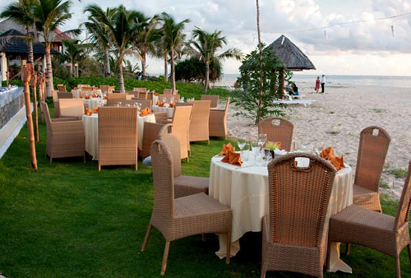 Nhà hàng bên bờ biển vô cùng lý tưởng cho các bữa tiệc nướng ngoài trời, tiệc ăn và tiệc uống hoặc đơn giản chỉ là một bữa ăn thư giãn.