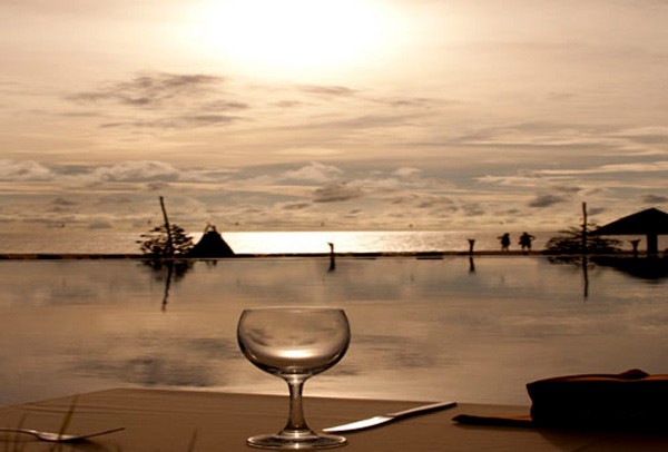 Bar bãi biển là một nơi tuyệt vời với các loại rượu, cocktail, thức uống được chọn lọc, cùng với một lối bày trí dễ chịu và ấm áp.