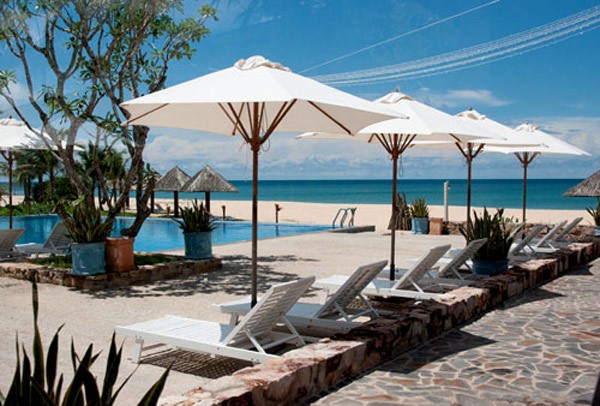 Khách sạn - Resort Eden này nằm yên bình trên bờ biển - nơi bạn có thể bơi, lặn bất cứ lúc nào bạn muốn.