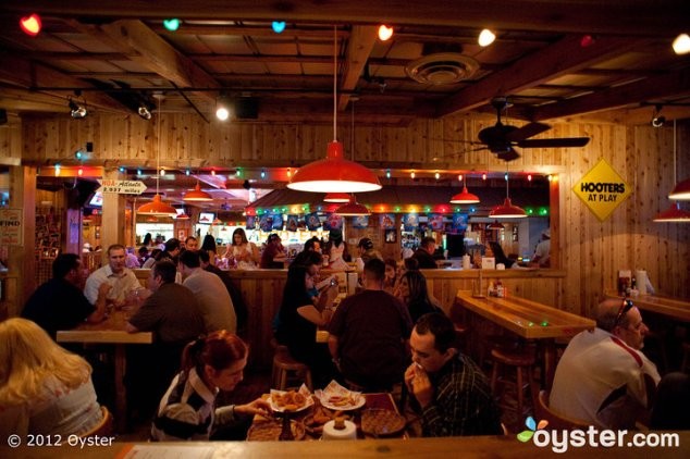 5. Hooters Restaurant and Bar (Las Vegas - Mỹ) Được làm hoàn toàn bằng gỗ với hệ thống chiếu sáng nhiều màu sắc là điểm nhấn của quán bar này. Tuy nhiên, những đêm nhạc rock vô cùng cuồng nhiệt và sôi động lại chính là điều thu hút thực khách đến với quán.