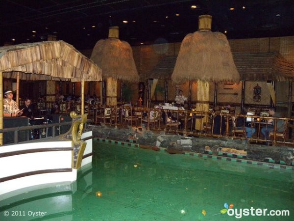 8. Tonga Room & Hurricane Bar (San Francisco - Mỹ) Quán bar mang đậm phong cách Hawaii với kiểu kiến trúc vô cùng ấn tượng: túp lều rơm đơn sơ, hồ nước xanh biếc và nước uống luôn được để trong một quả dừa giả. Một dàn nhạc nổi giữa hồ nước cũng sẽ khiến cho buổi tối nơi đây trở nên rất thú vị.