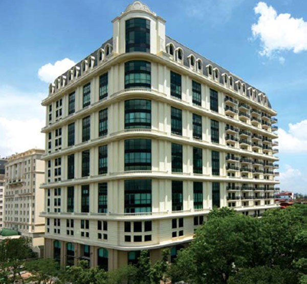 Khi mới khai trương, cao ốc Pacific Place được đánh giá là một trong những tòa cao ốc hiện đại nhất Việt Nam hiện nay, cao 19 tầng, với 179 khu căn hộ sang trọng, 20.000 m2 diện tích cho khu văn phòng cao cấp và 2.000 m2 khu mua sắm và ăn uống.