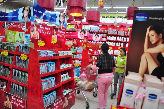 Hàng trăm mặt hàng mỹ phẩm được giảm giá cho chị em phụ nữ nhân ngày 8/3 tại siêu thị BigC trên toàn quốc.