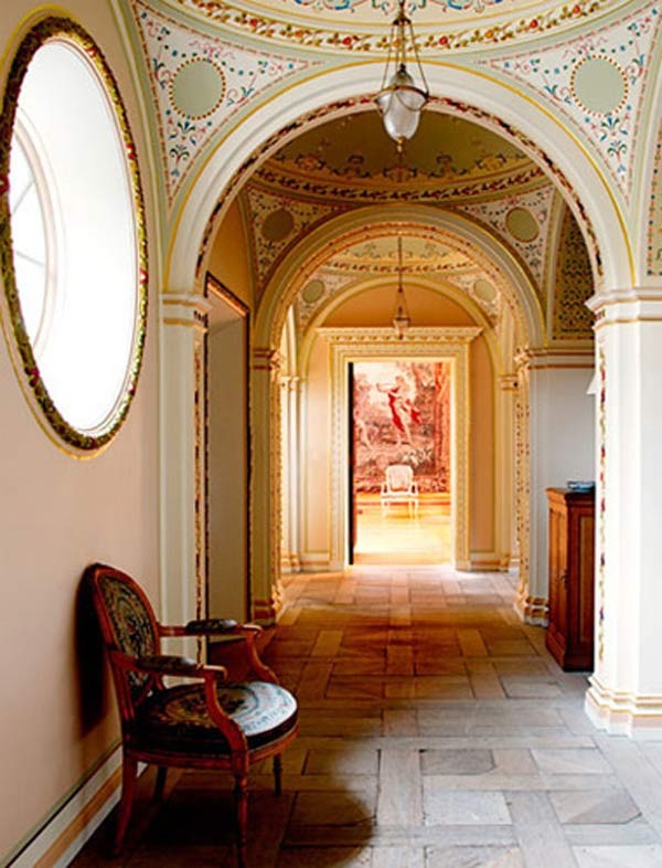 Toàn bộ mảng tường và trần khu hành lang giữa các phòng đều là những bức tranh với họa tiết rất đặc trưng của địa phương.
