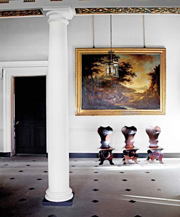 Trên tường là bức tranh của danh họa Jacob de Heusch. Ba chiếc ghế trong bộ sưu tập 8 chiếc của Alexander Peter.