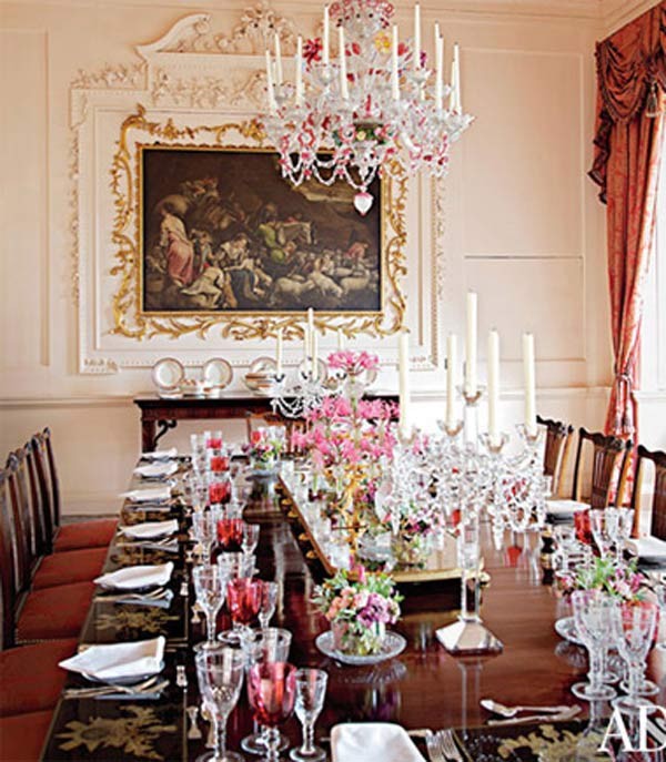 Phòng ăn được trang trí bằng màu hồng chủ đạo. Bức tranh lớn trong phòng của họa sĩ Jacopo Bassano. Rèm cửa tạo phong cách riêng với những đồ trang trí kết chùm, tua theo phong cách rất quý tộc.