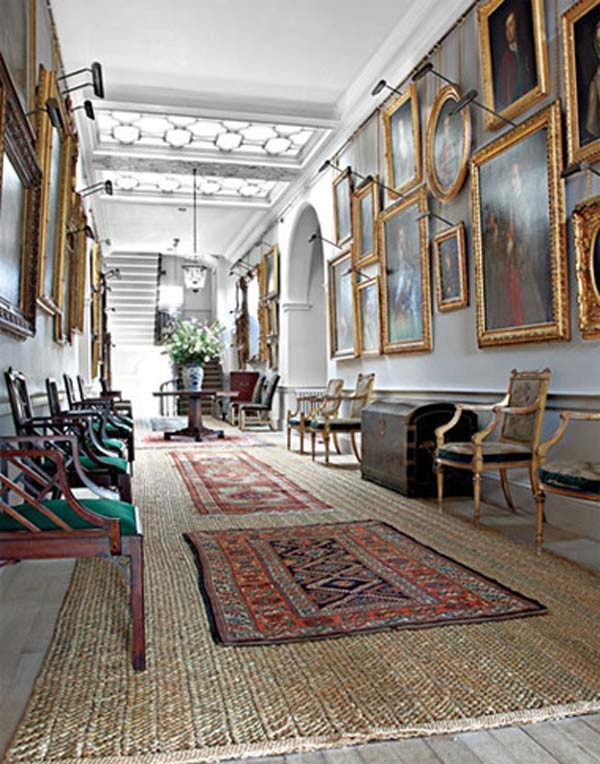 Những bức chân dung được treo ngập trên tường trong căn phòng này, tương tự một góc của điện Buckingham. Thảm trải sàn được trang trí với những họa tiết truyền thống.