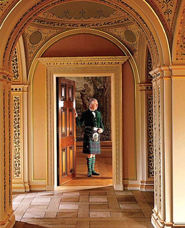 Dành phần lớn thời gian ở London và nhiều nơi khác trên thế giới, nhưng Thái tử Charles cũng thường xuyên lui tới khu nghỉ dưỡng của mình. Dumfries House là một trong những điền trang đẹp và rộng lớn nhất Vương quốc Anh, được xây dựng từ thế kỷ thứ 18, nằm ở vùng Ayrshire, Scotland. Năm 2005 căn nhà được cải tạo và năm ngoái mới hoàn thiện.
