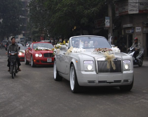 Rolls-Royce mui trần rước nàng về dinh Đám cưới diễn ra vào ngày 1/1/2010, chú rể, sinh năm 1984, là một trong những nhân vật nhập khẩu xe hơi cộm cán ở Hà Nội. Chiếc Rolls-Royce Drophead Coupe mui trần đặt hàng để phục vụ lễ rước dâu.