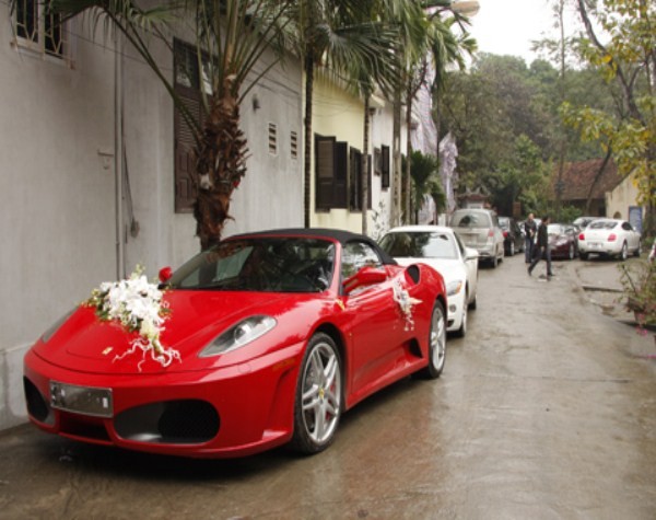 Góp mặt với Rolls-Royce tại đám cưới là hàng loạt những mẫu xe thuộc hàng "đỉnh" nhất Hà thành.