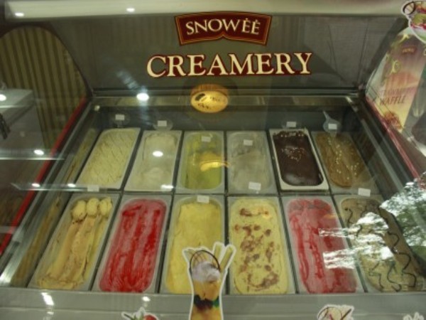 Quán kem Snowee Nếu nửa kia của bạn thích thưởng thức mùi vị của ly kem ngọt và mát thì Snowee sẽ là sự lựa chọn hoàn hảo. Snowee mang phong cách kem Ý với hơn 20 mùi vị khác nhau sẽ đưa thực khách đến thế giới kem vô cùng thú vị.