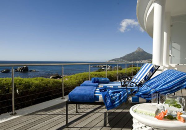 The Twelve Apostles Hotel and Spa. Khu nghỉ dưỡng nằm tại chân núi Table Mountain, không chhỉ mang phong cản sơn thủy hữu tình đến từng phòng nghỉ, mà du khách còn có cơ hội ngắm nhìn những chú cá heo và cá voi nô đùa trong khi nằm mát-xa trước hiên nhà. Đây là một khu resort đặc biệt cao cấp của Nam Phi và giá phòng cho thuê được giữ kín.