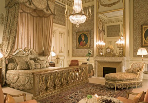 The Ritz Khách sạn được xem như công trình kiến trúc cổ điển của người dân Paris. Giường tủ bàn ghế sử dụng trong mỗi phòng ở đều từ thời hoàng đế Louis XV để lại. Chất lượng dịch vụ rất cao với số nhân viên là 3 người cho mỗi khách hàng. Khách sạn có mức giá thuê phòng đặc biệt nhưng không công bố.