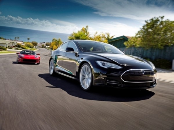 Tesla Motors Model S Tốc độ tối đa: 125 dặm/giờ Quãng đường xe chạy: 483 km Hãng sản xuất xe điện của Mỹ - Tesla vừa tiết lộ thời gian ra mắt cũng như giá của phiên bản chạy điện Model S 2012. Giá của chiếc xe này là 97.900 USD. Dự kiến Model S sẽ được sản xuất với số lượng 5.000 chiếc trong năm 2012 và kỳ vọng mẫu xe thân thiện với môi trường này sẽ nâng lên con số 20.000 chiếc vào năm 2013.