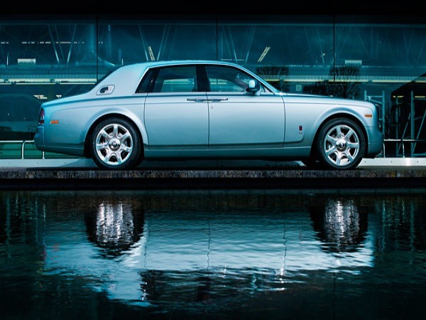 Rolls-Royce 102EX Tốc độ tối đa: 99 dặm/giờ Rolls-Royce 102EX được đánh giá là một trong những dự án quan trọng nhất của Rolls-Royce trong mấy năm gần đây, 102EX là mẫu xe chạy điện phát triển dựa trên Phantom. Hiện tại, đây mới là dự án thử nghiệm công nghệ xe chạy điện, Rolls-Royce chưa có kế hoạch đưa 102EX vào sản xuất thực tế.