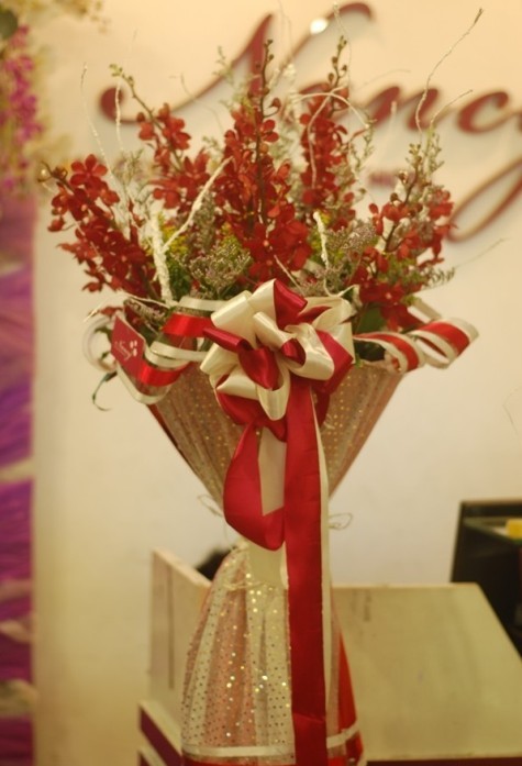 Bó hoa được thiết kế dựa trên hoa chủ đạo là Lan Mokara đỏ, loài hoa mang thông điệp của tình yêu. Bó hoa còn được bọc lụa phủ kim sa cùng các phụ kiện khác tạo nên sự sang trọng và có tính thẩm mỹ cao.(Giá: 850.000 đồng)