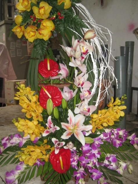Lẵng hoa được làm rất công phu và hoành tráng với nhiều loại hoa đắt tiền mà điểm nhấn của nó là những bông hoa lan được nhập từ Thái Lan. Lẵng hoa sẽ thay cho lời bày tỏ sự chân thành, mộc mạc trong tình yêu của đấng mày râu trong ngày Quốc tế phụ nữ. Giá: 1.700.000 đ
