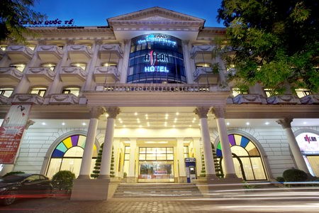 Tọa lạc tại số 8 phố Chùa Bộc khá sầm uất, gần các trung tâm thương mại lớn như Parkson, Pico Mall và một số trường Đại học, khách sạn Quốc tế Asean từ lâu đã trở thành một địa chỉ hấp dẫn giới doanh nhân và du khách trong và ngoài nước.