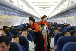 Từ 14 – 17h, thứ 6 (13/4/2012), Jetstar sẽ bán vé máy bay giá rẻ đi Tp.HCM – HN, Đà Nẵng, giá chỉ từ 350 nghìn đồng/chặng.