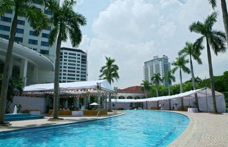 Trong khi các bên liên quan đều tỏ ra khá kín tiếng thì giới bất động sản liên tục đặt những dấu chấm hỏi xung quanh thương vụ được coi là đình đám nhất năm 2012 trong lĩnh vực mua bán - sáp nhập (M&A) khách sạn, resort.của doanh nghiệp Việt.