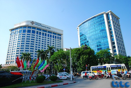 Nhiều câu hỏi được đặt ra trong thương vụ mua lại khách sạn Deawoo của doanh nghiệp Việt - Hanel khi lĩnh vực kinh doanh khách sạn đang đi xuống, không còn là "miếng bánh ngon" như nhiều năm trước.