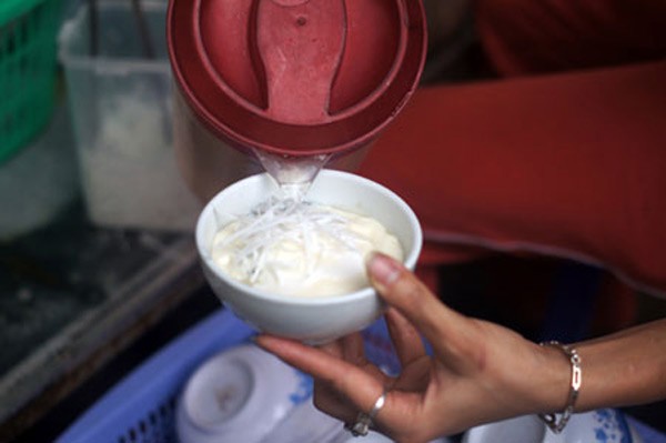 Bên cạnh kem, chè, sữa chua, trà đá thì táo phớ cũng là mặt hàng bán chạy trong những ngày nắng nóng, hơn nữa, đây lại là món khoái khẩu, đặc trưng, truyền thống của người Hà Nội.