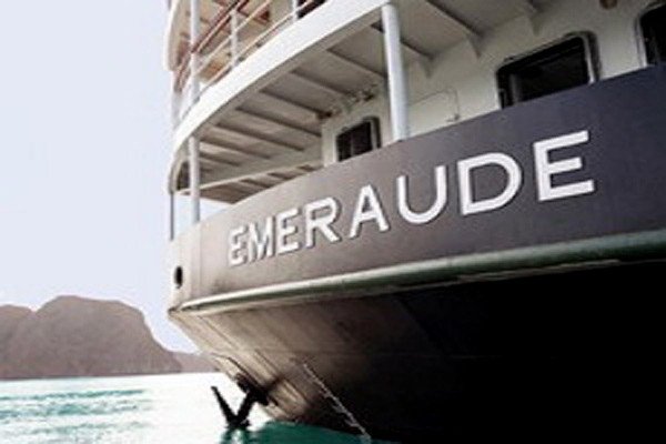 Với gam màu chủ đạo trắng và nâu gụ, Emeraude khá nổi bật trên mặt biển. Mọi vật dụng cá nhân trên tàu đều được làm bằng đồng thau, mang lại cho du khách cảm giác hoài cổ thanh tao và trang nhã.