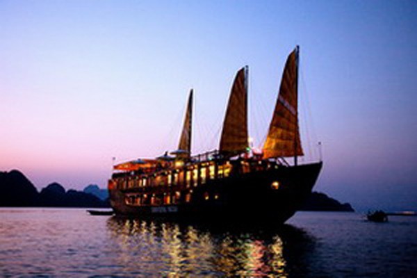 Để hưởng trọn vẹn tour du lịch Hạ Long trên tàu đẳng cấp 5 sao Indochina Sails, khách hàng phải bỏ ra khoảng 208 USD (chương trình 3 ngày/2 đêm) và 108 USD cho chương trình 2 ngày 1 đêm.