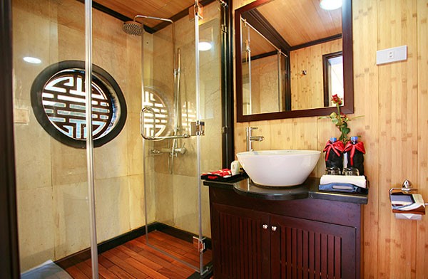 Phòng tắm đứng được trang bị hiện đại trên tàu Syrena.