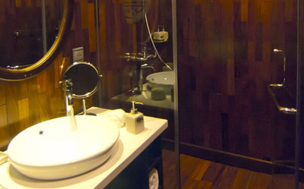 Phòng tắm được trang bị tiện nghi hiện đại, xứng tầm đẳng cấp khách sạn 5 sao trên đất liền.
