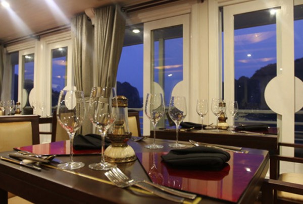 Khi ăn, du khách có thể vừa ăn vừa ngắm nhìn vẻ đẹp vịnh Hạ Long qua lăng kính cửa sổ.