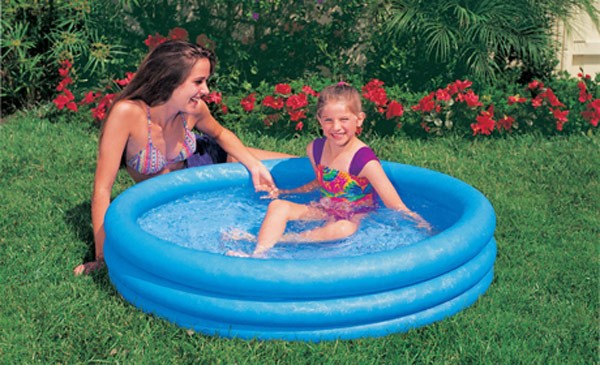 Chiếc bể bơi mini tại nhà giá từ 155.000 -290.000 đồng cũng đang được bày bán rộng rãi tại Tp. HCM và nhiều tỉnh thành lớn khác trong cả nước.