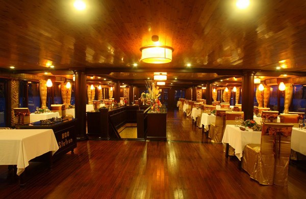 Phòng ăn của du thuyền VictoryStar có sức chứa hơn 40 thực khách, hệ thống ban công riêng, cửa kính nhìn ra vịnh.