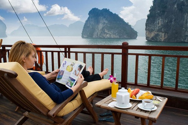 Bạn có thể gọi một ly nước cam, ngả lưng khoan thai, đọc sách báo và ngắm nhìn biển trời trong xanh. (Ảnh chụp sundeck tàu Indochina Sails).