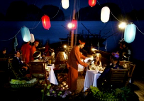 Nhiều hoạt động về đêm cũng được tổ chức ngay trên tàu trong không khí vui vẻ cùng không gian đầy lãng mạn. (Ảnh chụp trên tàu Indochina Sails).