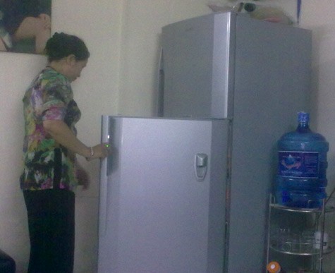 Để sửa cho chiếc tủ lạnh Hitachi trong nhà khỏi kêu, bà Yến đã mất rất nhiều thời gian gọi điện liên tục trên dưới 10 lần cho trung tâm bảo hành của hãng.
