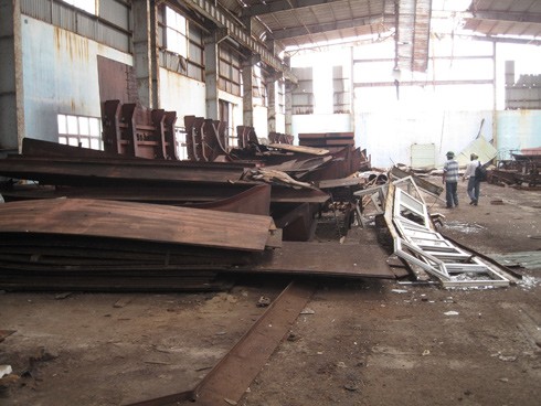 Nhà xưởng đóng tàu sắt để đống hoen gỉ của Công ty công nông thủy sản Phú Yên. Ảnh: Thiên Lý.